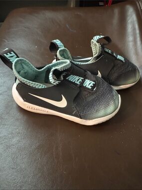 Nike Kids Black & Teal Slip-On Athletic Sneakers toddler 8